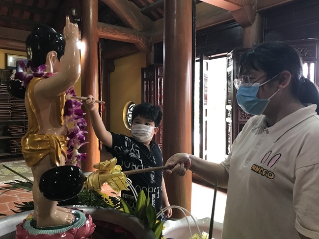 Leaders of agencies congratulate on Buddha's birthday to Tieu Dao pagoda